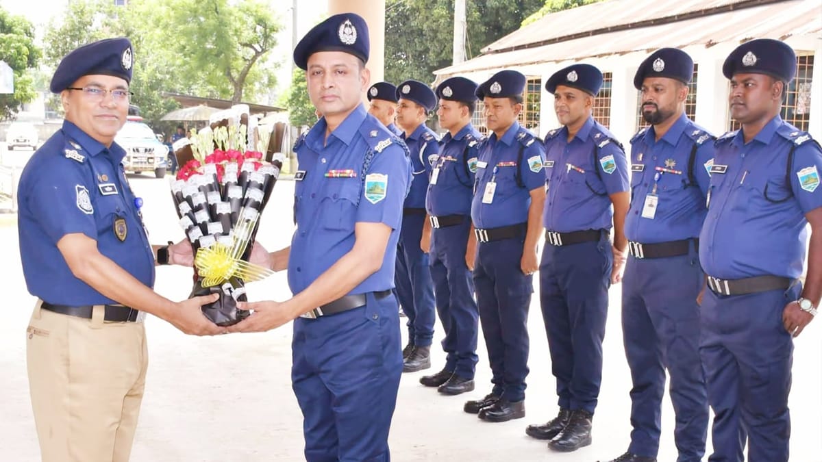 ধামইরহাট থানা পরিদর্শনে নওগাঁর পুলিশ সুপার