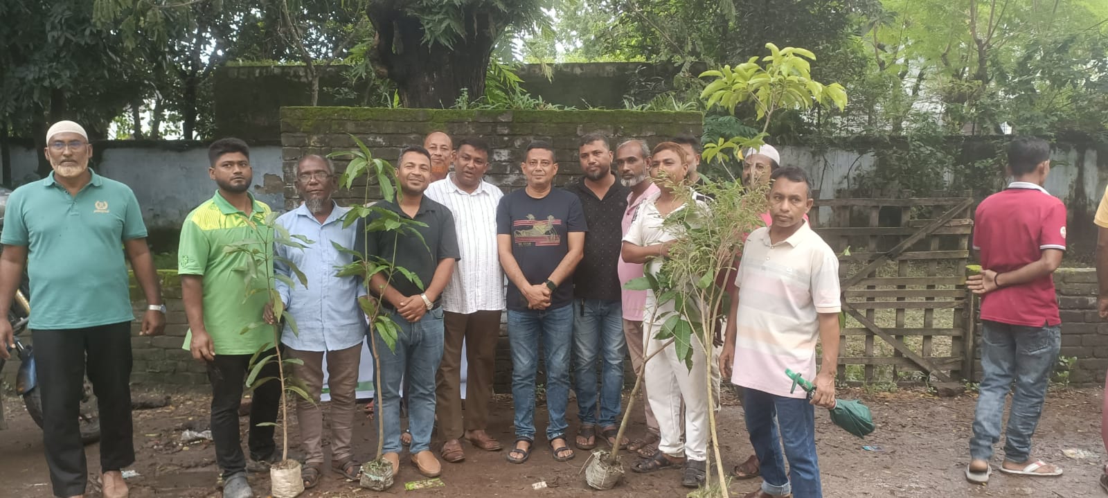 খুলনায় ১৭ নম্বর ওয়ার্ড বিএনপি ও অঙ্গ সংগঠনের উদ্যোগে বৃক্ষরোপণ কর্মসূচি