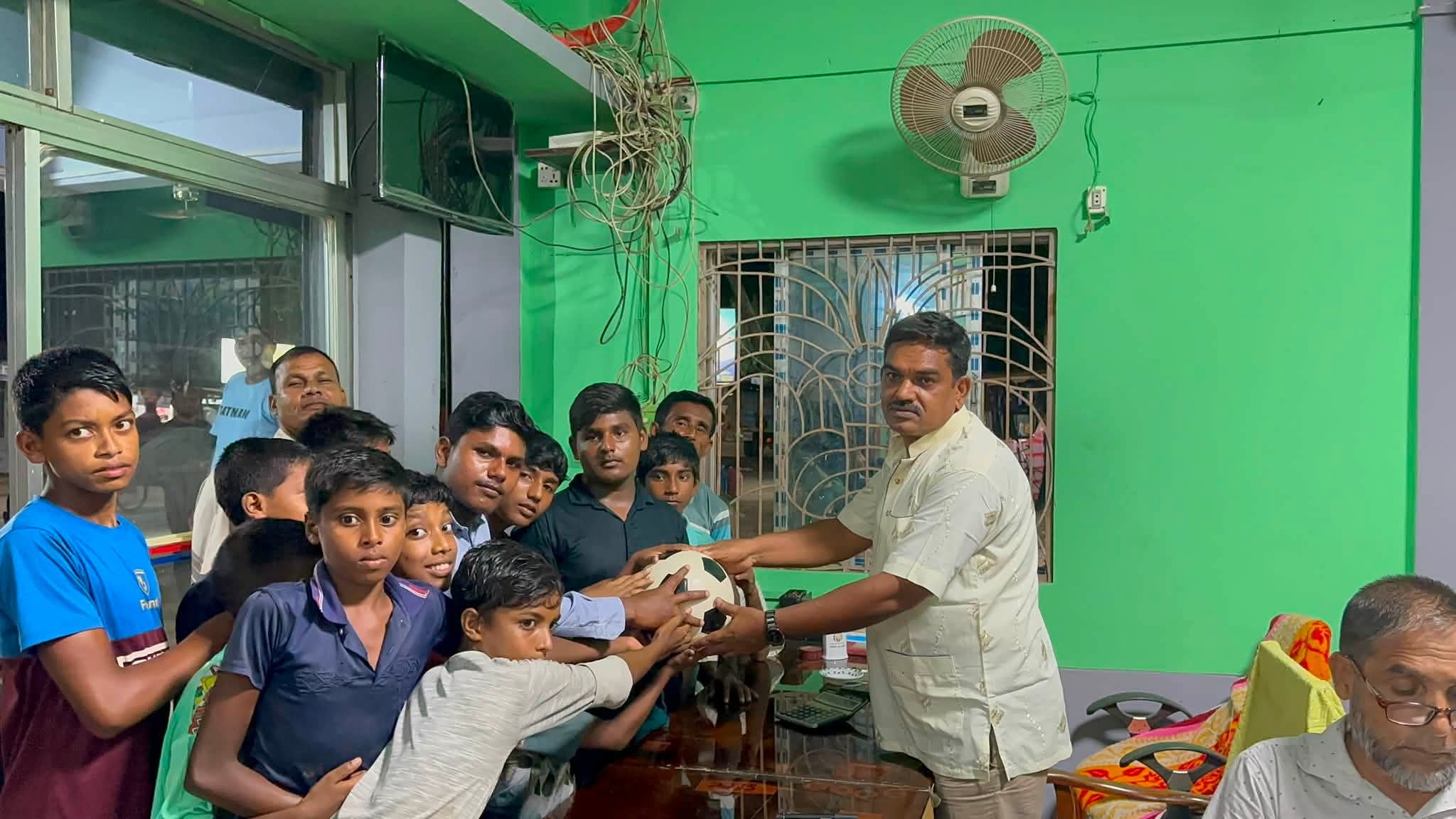 তরুণ-কিশোরদের সুস্থ বিকাশে হরিপুরে চেয়ারম্যান রফিকুলের ফুটবল বিতরণ