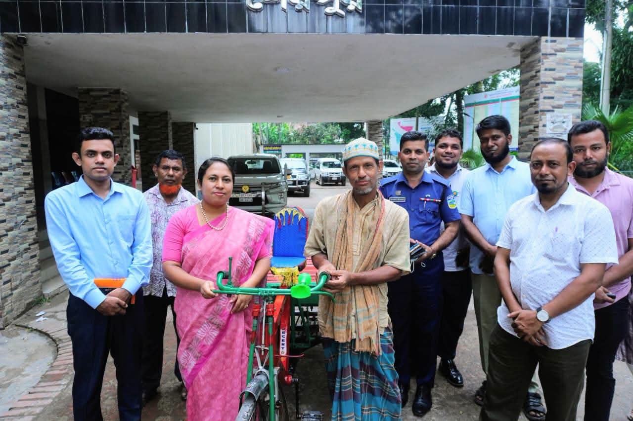 মানবিক সহায়তায় অসহায় জহুরুলকে ভ্যানগাড়ি দিল শেরপুর জেলা প্রশাসন