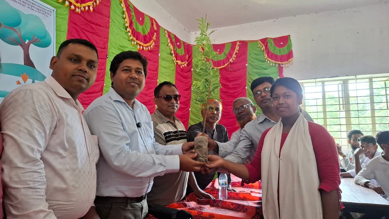 শিক্ষার্থীরাই সবুজ ভবিষ্যতের কারিগর’: সিংড়ায় গাছের চারা বিতরণ সিংড়ায় স্মার্ট প্রেস ক্লাবের উদ্যোগে