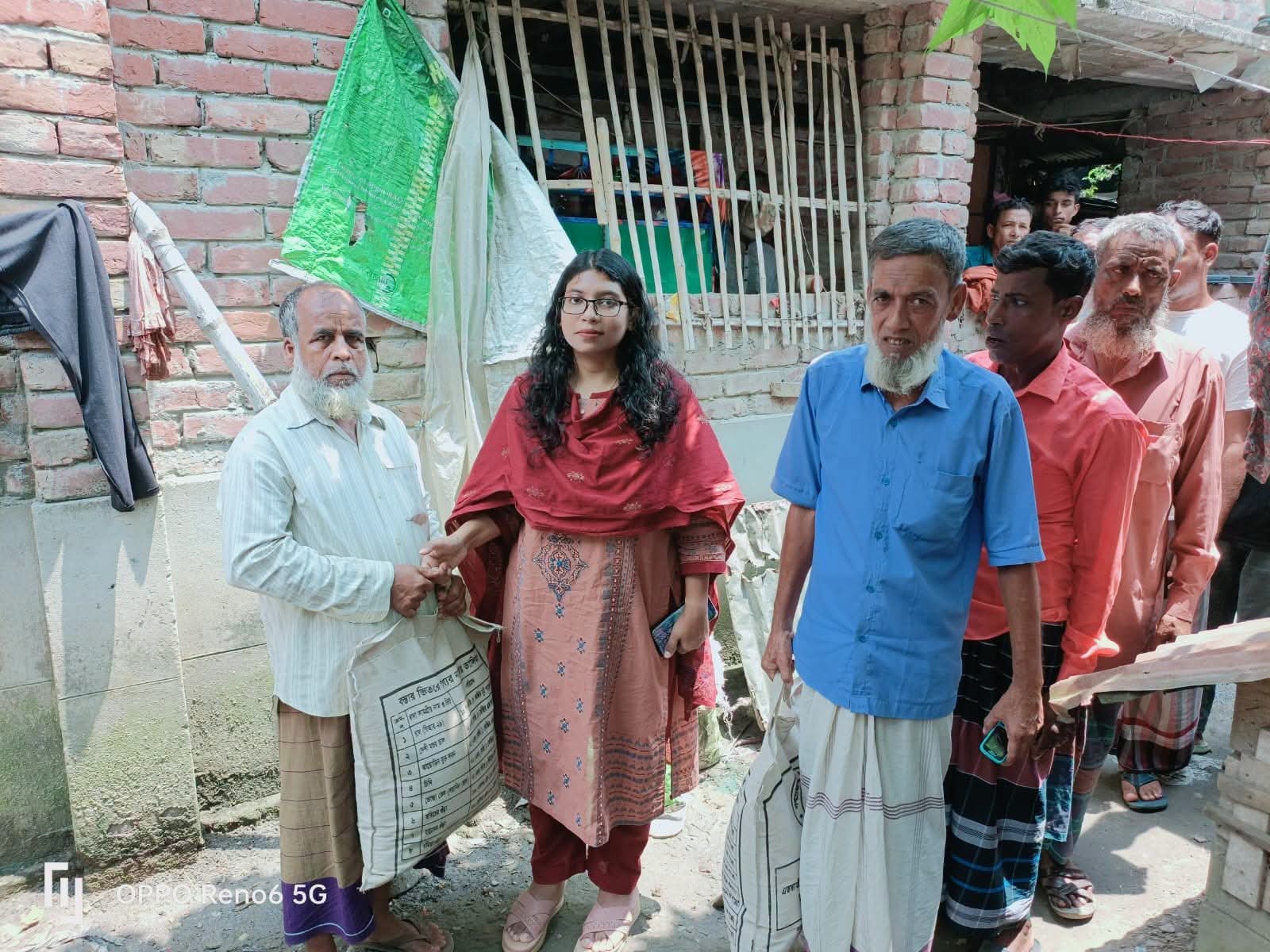 সিংড়ায় আগুনে ছাই ঘর-সংসার, অসহায় বাবুলের পাশে প্রশাসন
