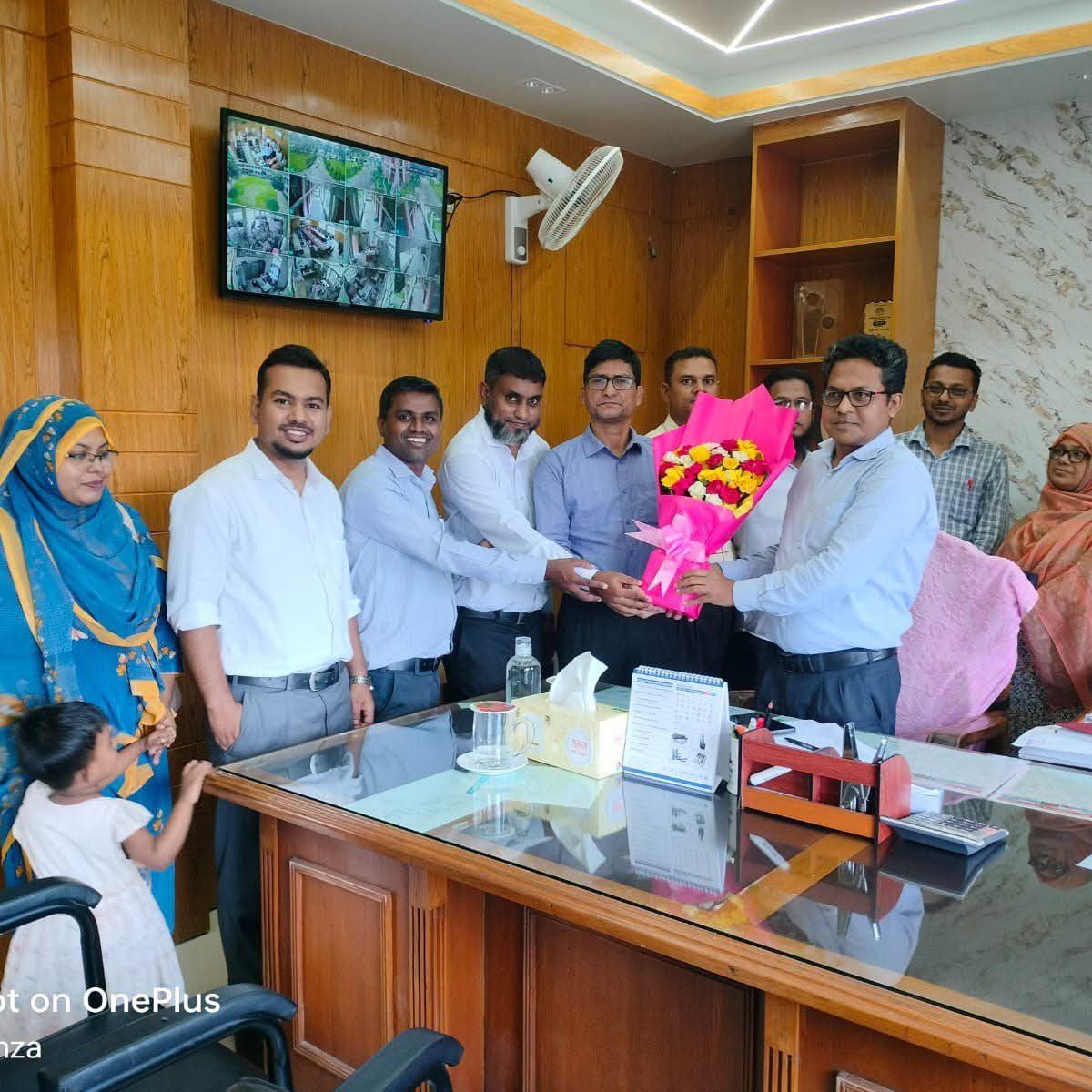 শেরপুর সরকারি পলিটেকনিকের নবনিযুক্ত অধ্যক্ষকে শিক্ষকদের ফুলেল শুভেচ্ছা