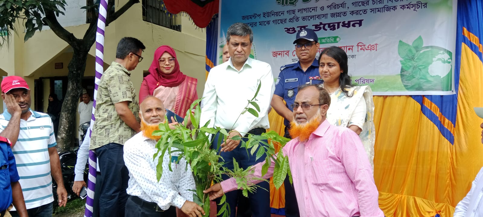 সিংগাইরে সরকারি দপ্তর পরিদর্শন ও বৃক্ষরোপন উদ্বোধন করলেন ঢাকা বিভাগীয় কমিশনার