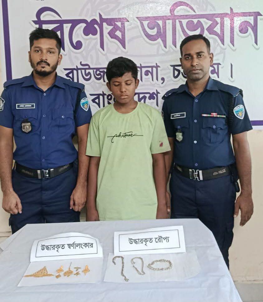 রাউজান থানা পুলিশের অভিযানে মন্দির থেকে চোরাইকৃত স্বর্ণালংকার ও রৌপ্য উদ্ধার গ্রেফতার-১