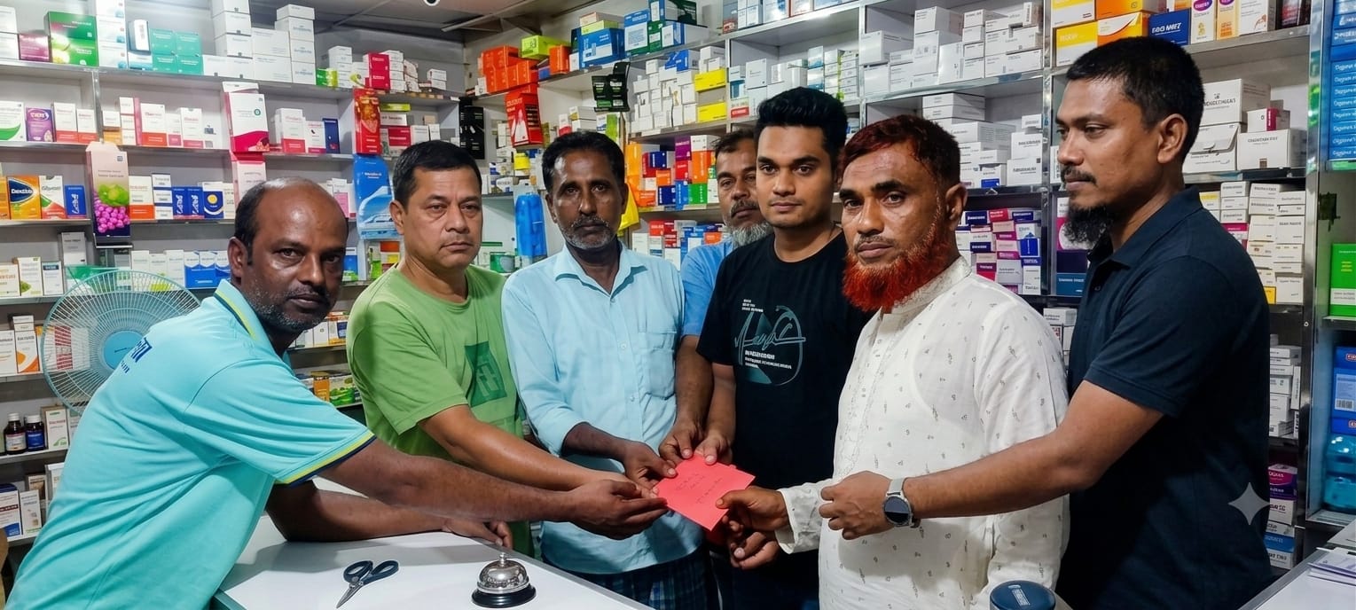 হাসপাতাল রোড বণিক সমিতির অর্থ সহায়তা পেলেন চুরির শিকার ফার্মেসি মালিক