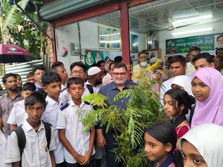 নালিতাবাড়ীতে ১,৫০০ চারা বিতরণ, নগদ সহায়তা পেলেন ১৫ দুস্থ