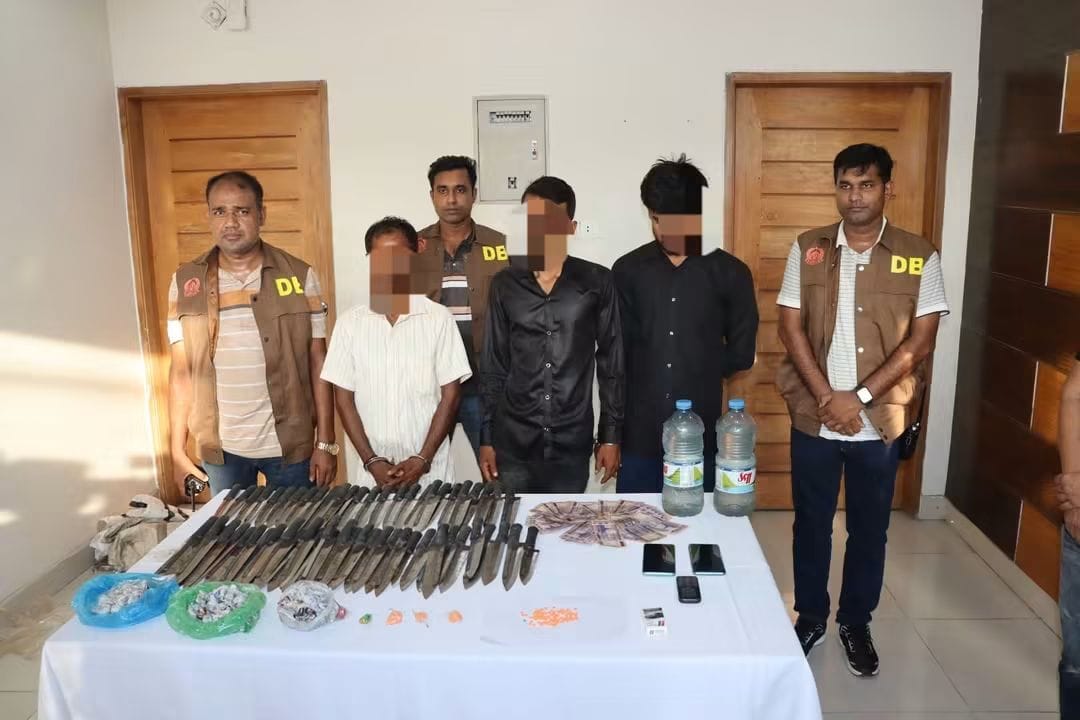 ​বাগেরহাটে যৌথ অভিযানে বিপুল পরিমাণ মাদক, ৫৫টি ছুরি ও জাল টাকাসহ গ্রেপ্তার ১১