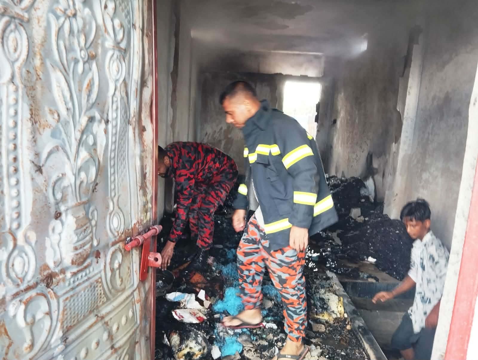 নিয়ামতপুরে অগ্নিকাণ্ডে তুলার গোডাউন ভস্মীভূত