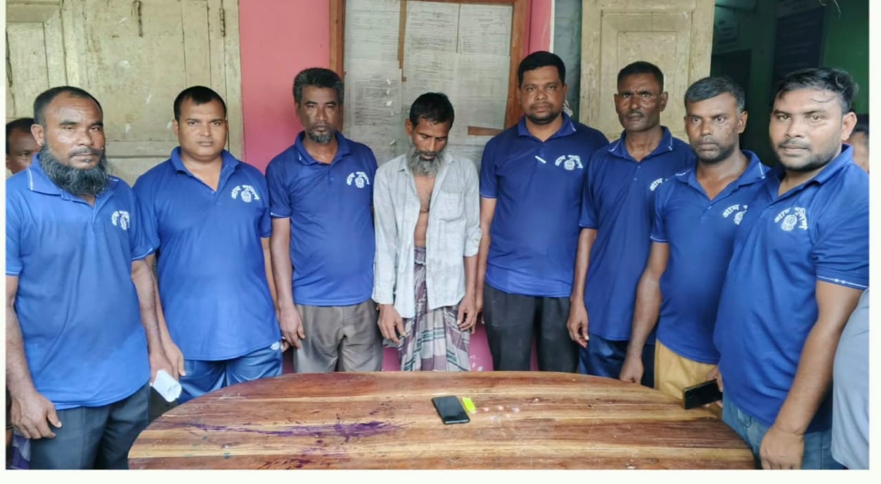 চিলাহাটিতে মাদক বিক্রির সময় গ্রাম পুলিশের হাতে ১ মাদক কারবারি আটক