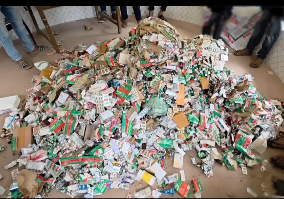 টাঙ্গাইলে উপজেলা স্বাস্থ্য কমপ্লেক্সের সরকারি ওষুধ সর্বসাধারণকে বিতরণ না করে যমুনা নদীতে ফেলার চেষ্টা