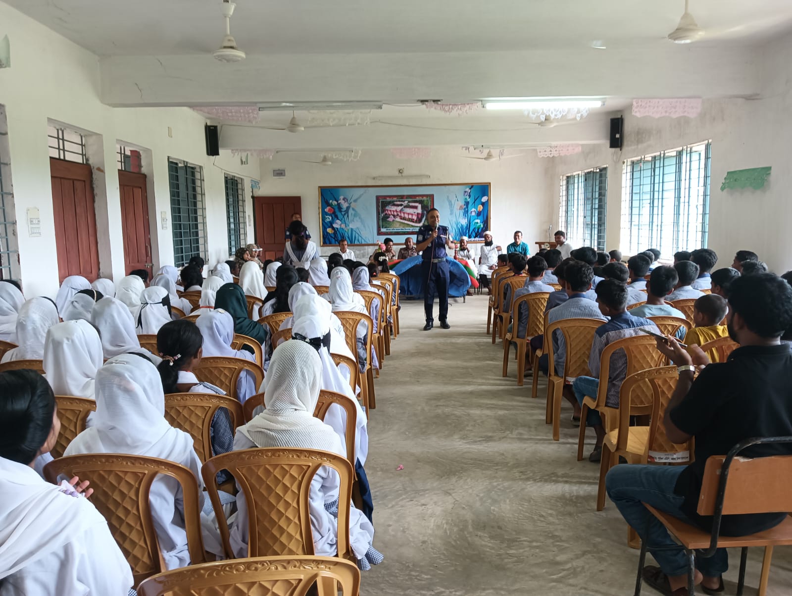 পূর্বধলায় শিক্ষার্থীদের সচেতনতায় পুলিশ ও শিক্ষকদের যৌথ উদ্যোগ: মৌদাম উচ্চ বিদ্যালয়ে সভা অনুষ্ঠিত