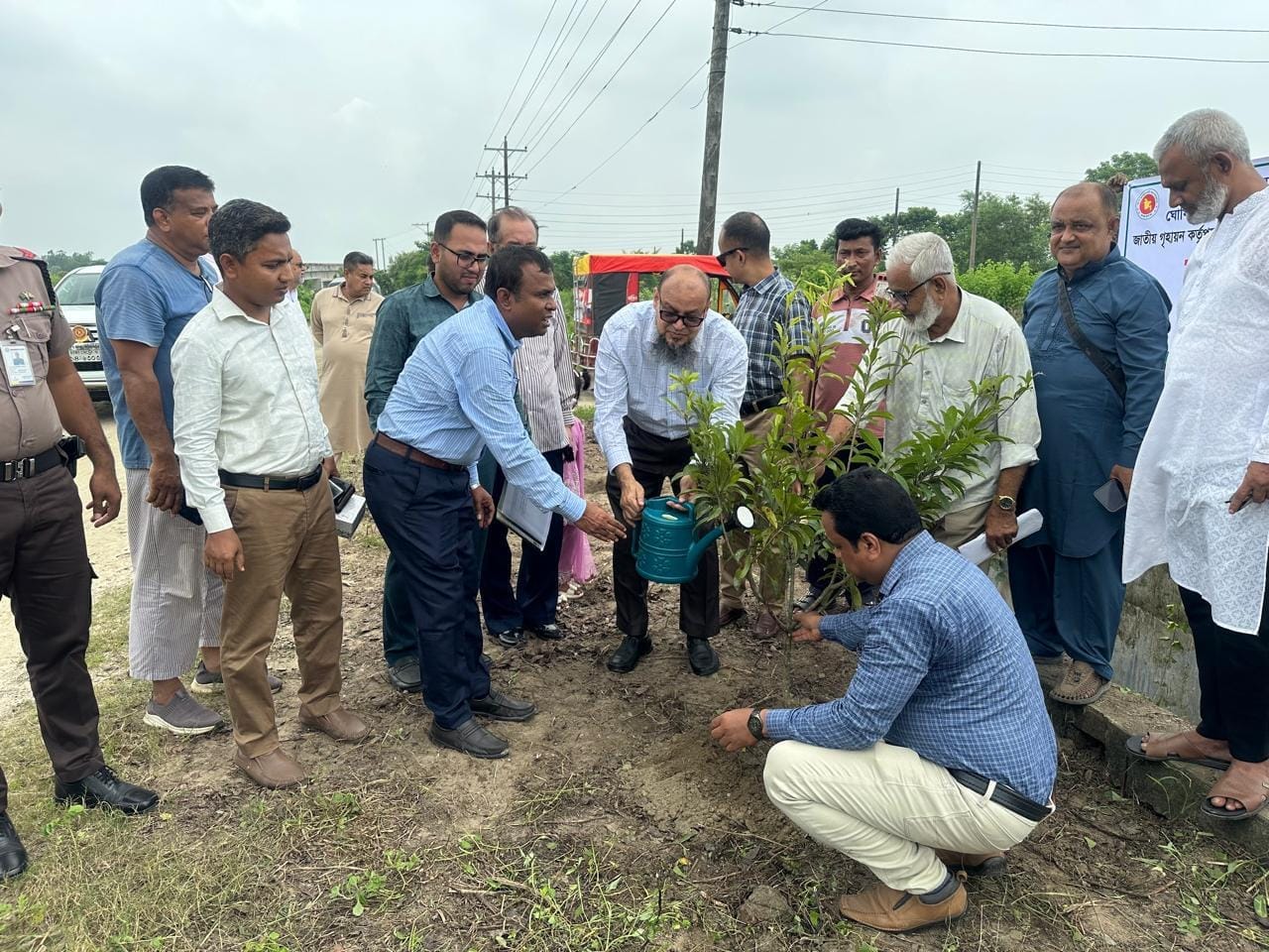 প্রধানমন্ত্রীর সবুজায়ন পরিকল্পনার অংশ হিসেবে মাগুরা-ঝিনাইদহে গণপূর্ত সচিবের বৃক্ষরোপণ