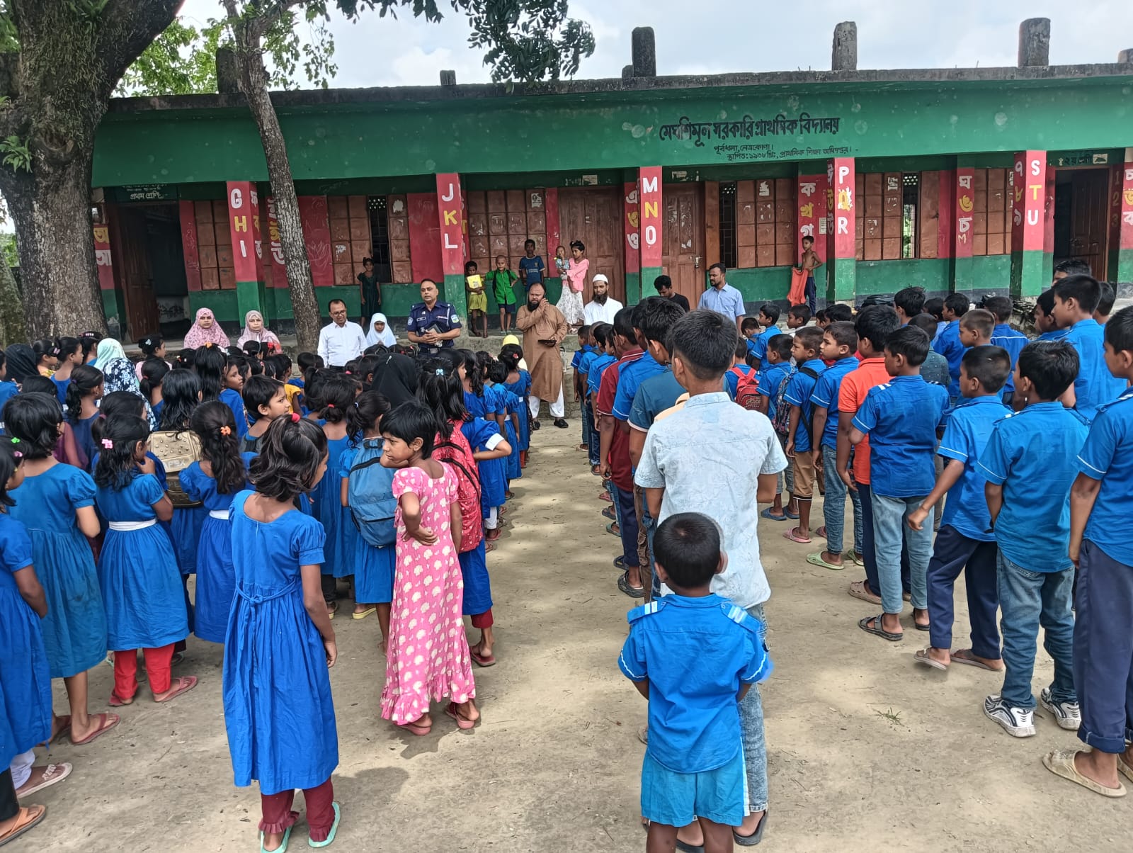 শিক্ষার্থীদের মোবাইল আসক্তি রোধে পূর্বধলায় পুলিশের সচেতনতামূলক সমাবেশ