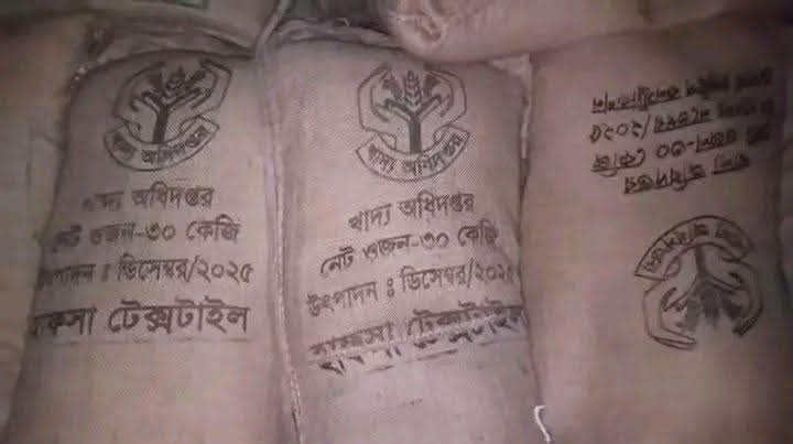 দেন-দরবারে কাজ হয়নি, রাণীশংকৈলে জনতার চোখে ধরা পড়ল ১০২ বস্তা সরকারি চালসহ গাড়ি