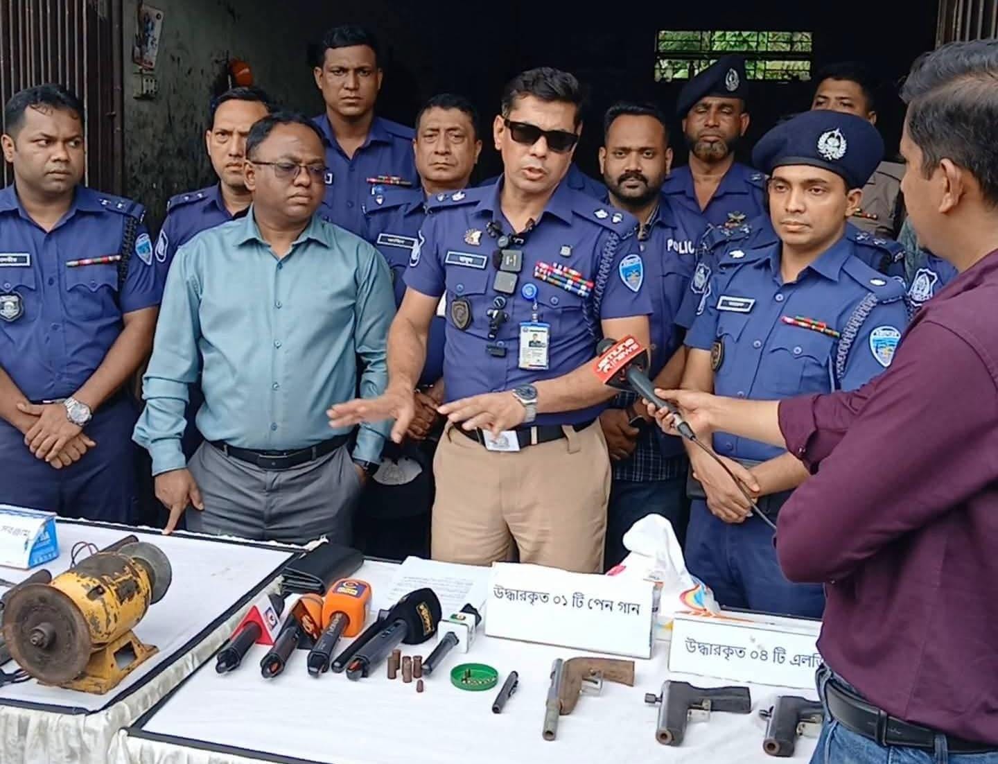 হাটহাজারীতে পুলিশের অভিযান!সিএনজি ওয়ার্কশপের আড়ালে অস্ত্র তৈরির কারখানার সন্ধান