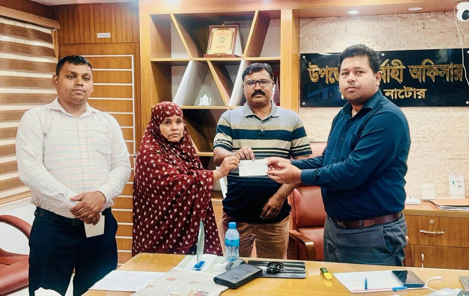 দুর্যোগে ক্ষতিগ্রস্তদের স্বস্তি, সিংড়ায় ৮ জন পেলেন ১ লাখ ২০ হাজার টাকা