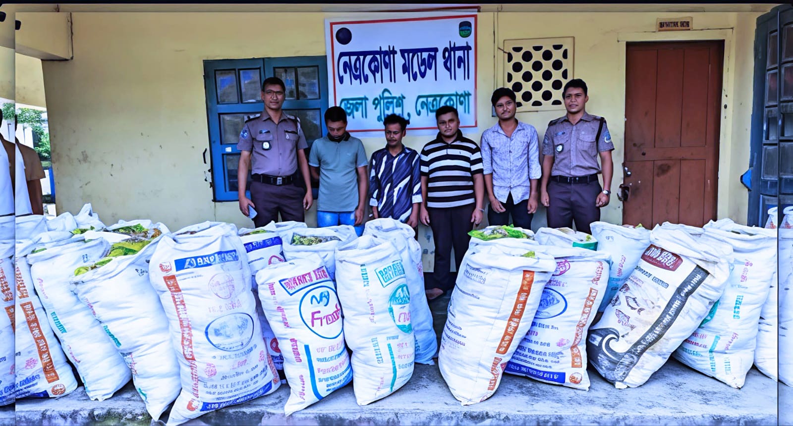 নেত্রকোনায় ৫ লাখ টাকার ভারতীয় ফুচকাসহ ৪ চোরাকারবারি আটক
