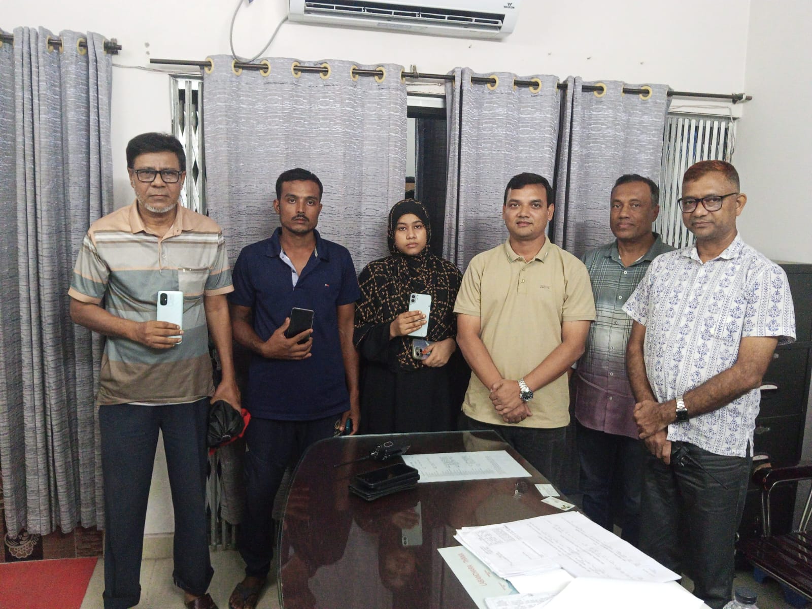 লবনচরা থানা পুলিশের অভিযানে হারানো ৩ অ্যান্ড্রয়েড মোবাইল উদ্ধার, মালিকদের কাছে হস্তান্তর