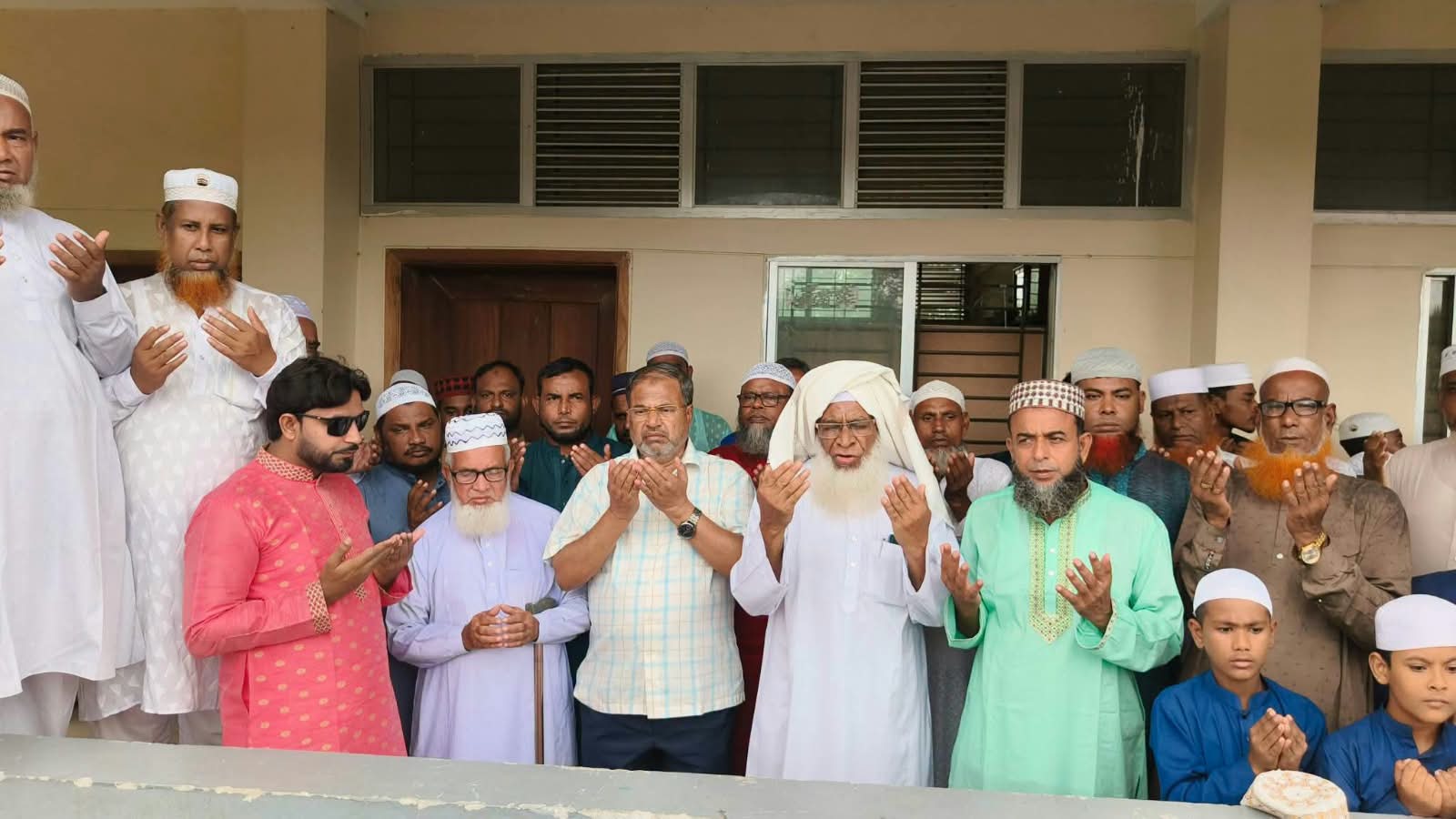 মসজিদের ছাদ ঢালাই উদ্বোধন, শোলাকুড়া মাদ্রাসায় ফাজিল-কামিল চালুর প্রতিশ্রুতি