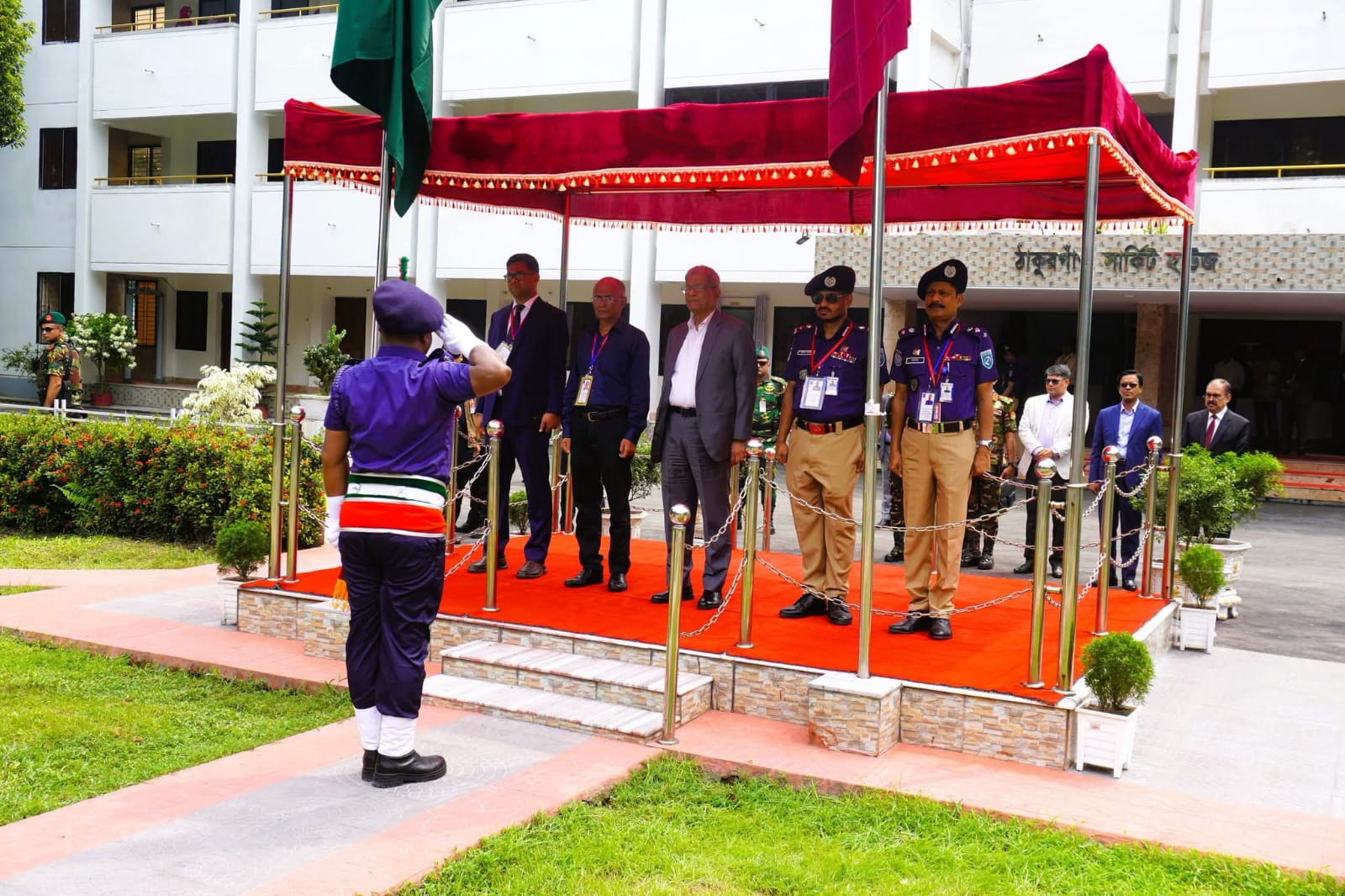 রাষ্ট্রীয় মর্যাদা ও গার্ড অব অনারে রাষ্ট্রপতিকে স্বাগত