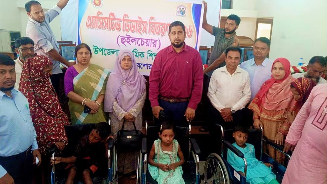চলার পথে নতুন ভরসা, শার্শায় বিশেষ চাহিদাসম্পন্ন শিক্ষার্থীদের হুইলচেয়ার বিতরণ