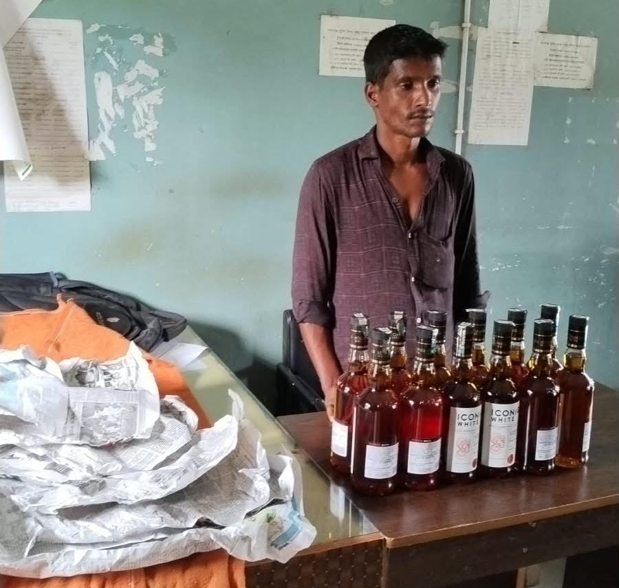পূর্বধলার শ্যামগঞ্জে বাসে তল্লাশি, ভারতীয় মদসহ যুবক আটক
