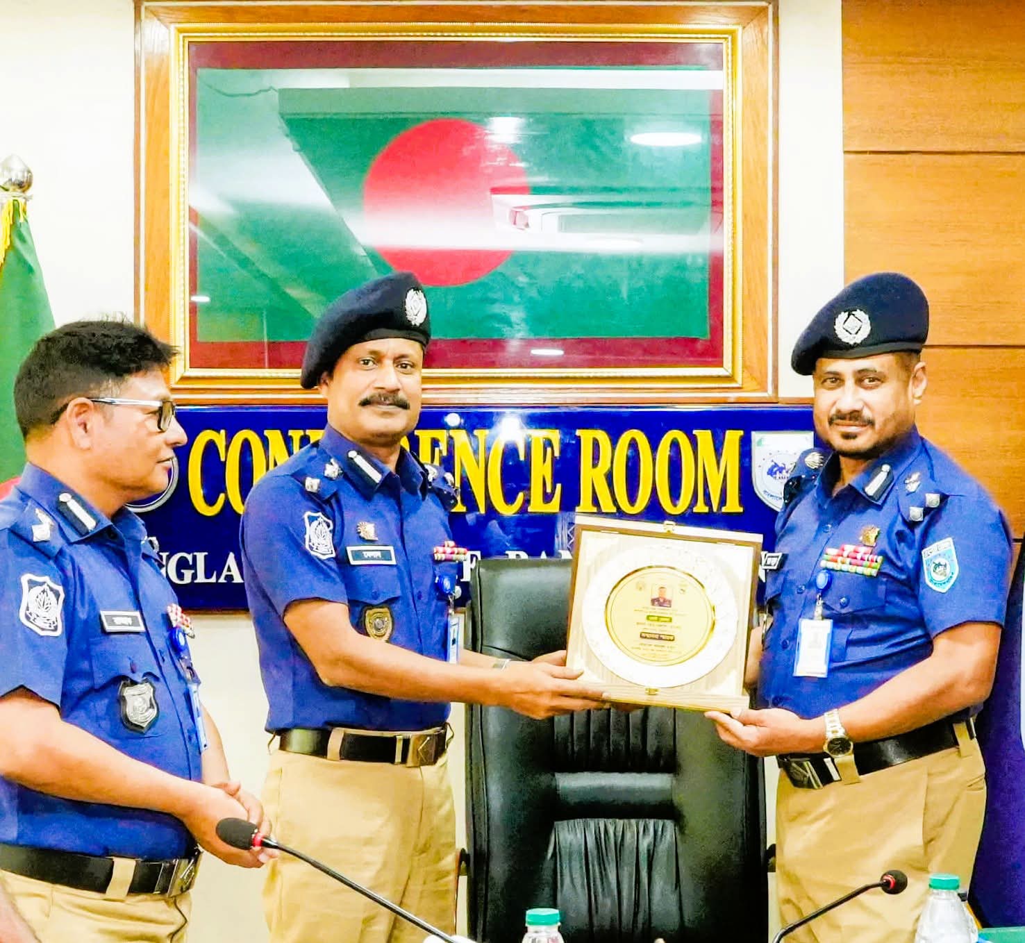 অপরাধ নিয়ন্ত্রণে ৮ জেলার মধ্যে কৃতিত্বের স্বীকৃতি ঠাকুরগাঁও, ডিআইজির পুরস্কার পেলেন এসপি বেলাল