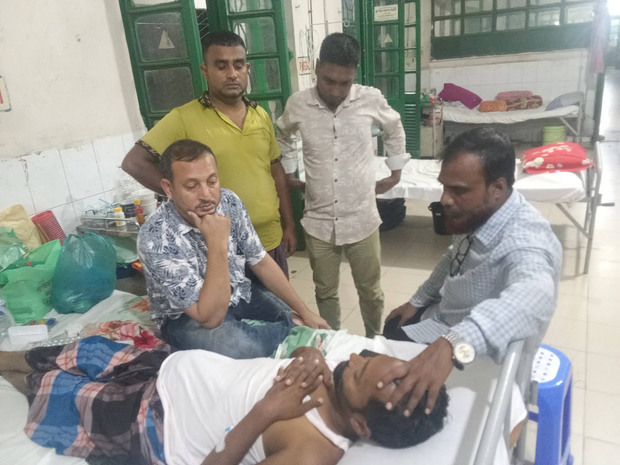 অসুস্থ চাঁদপুর জেলা অটো চালক দলের সাধারণ সম্পাদককে দেখতে হাসপাতালে আফজাল হোসেন