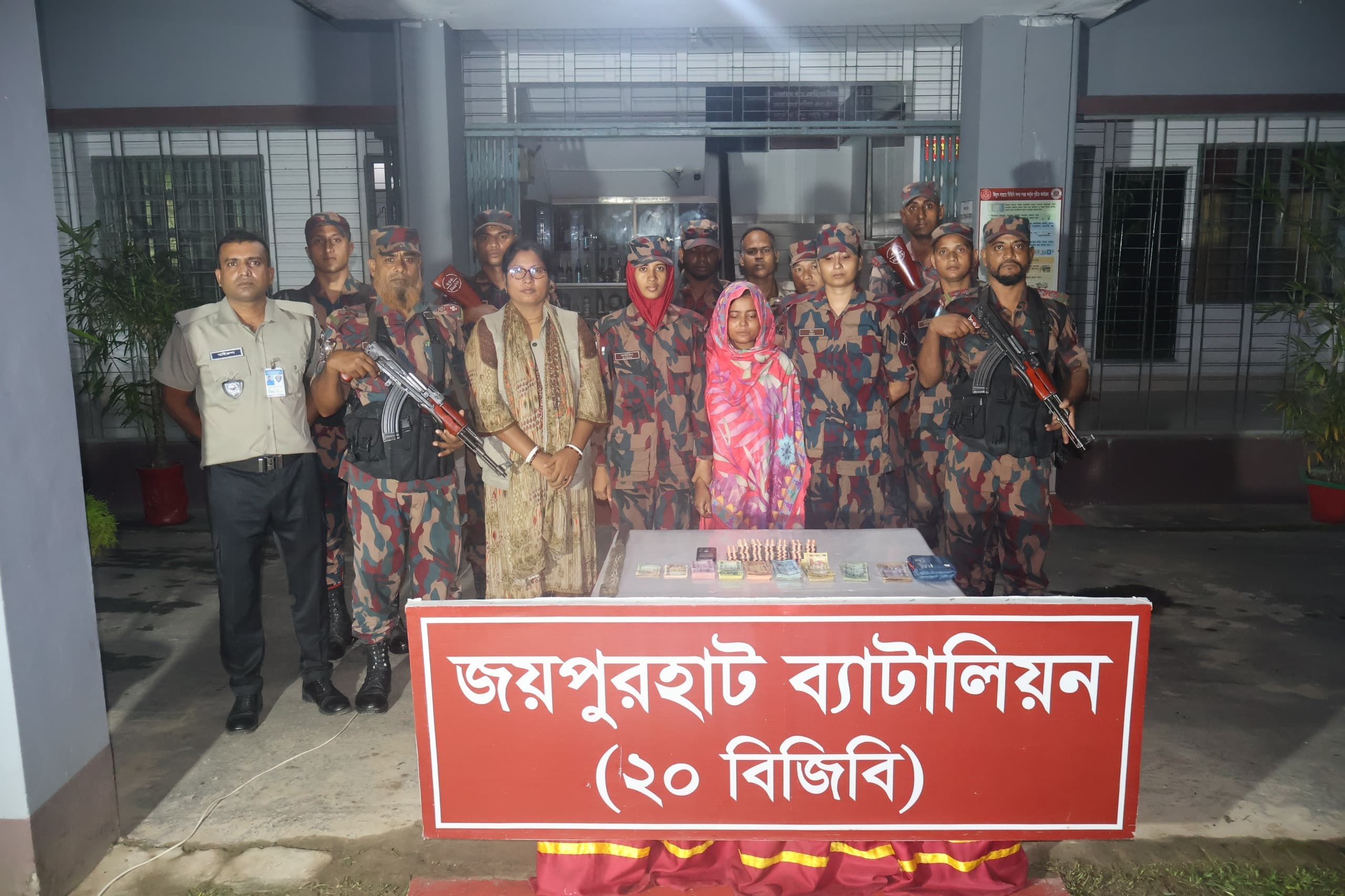 সাংবাদিক পালিয়ে গেলেও মাদকসহ স্ত্রী আট