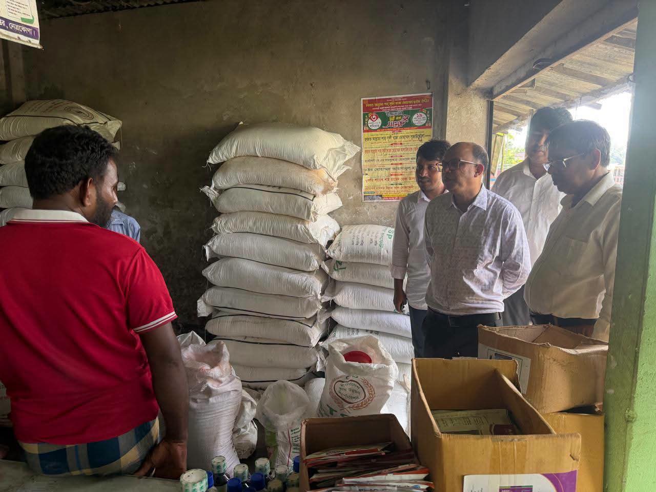 কৃষকের স্বার্থে নেত্রকোনায় সারের বাজারে প্রশাসনের আকস্মিক মনিটরিং