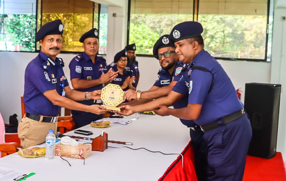 ছিনতাই হওয়া অটো উদ্ধার ও ছিনতাইকারী গ্রেপ্তারে পুরস্কৃত রাণীশংকৈল থানার ওসি আমান ও এসআই নিতাই