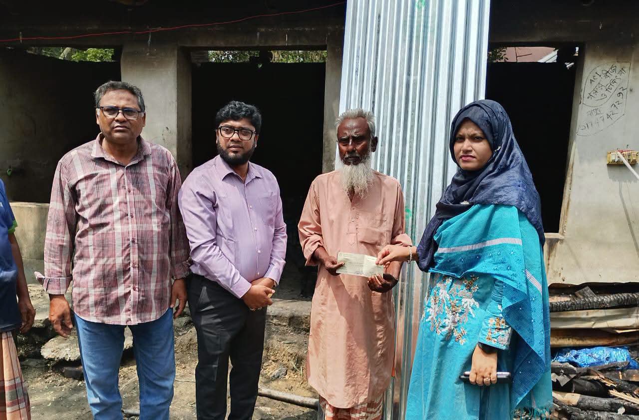 ধামইরহাটে অগ্নিকান্ডে ক্ষতিগ্রস্ত পরিবার পেলেন সরকারি অনুদান