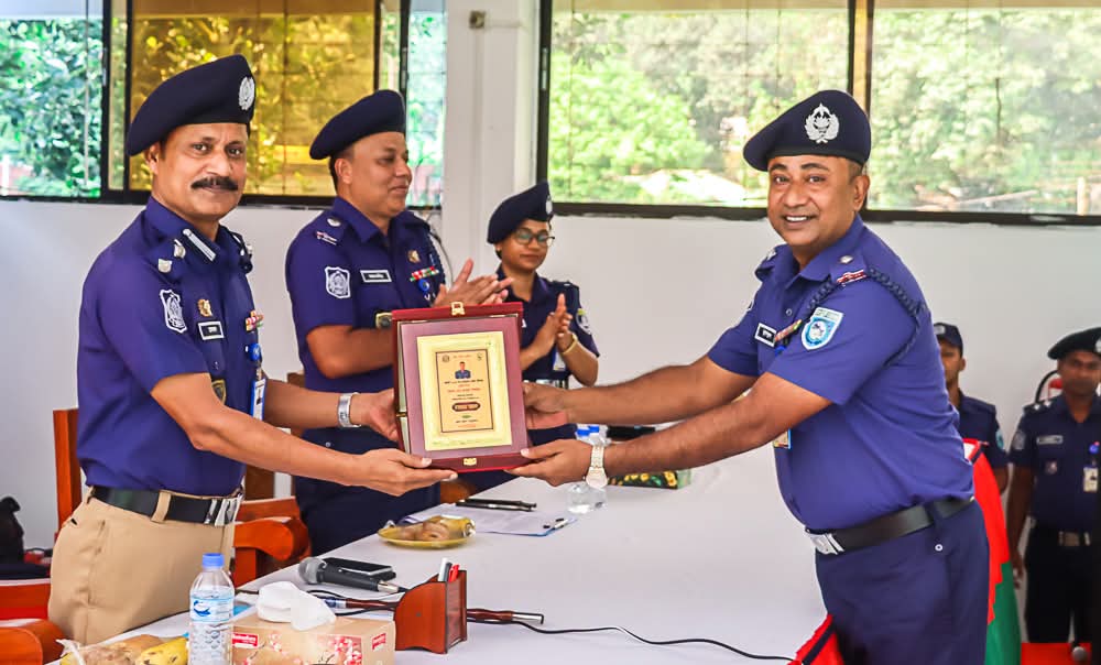 ৭ থানাকে পেছনে ফেলে শ্রেষ্ঠ বালিয়াডাঙ্গী, ওসি বুলবুলের হাতে সম্মাননা