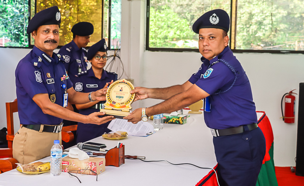 ঠাকুরগাঁওয়ের হত্যা মামলার আসামি গ্রেপ্তার, তদন্তে সাফল্যের স্বীকৃতি পেলেন অতিরিক্ত পুলিশ সুপার আলমগীর রহমান