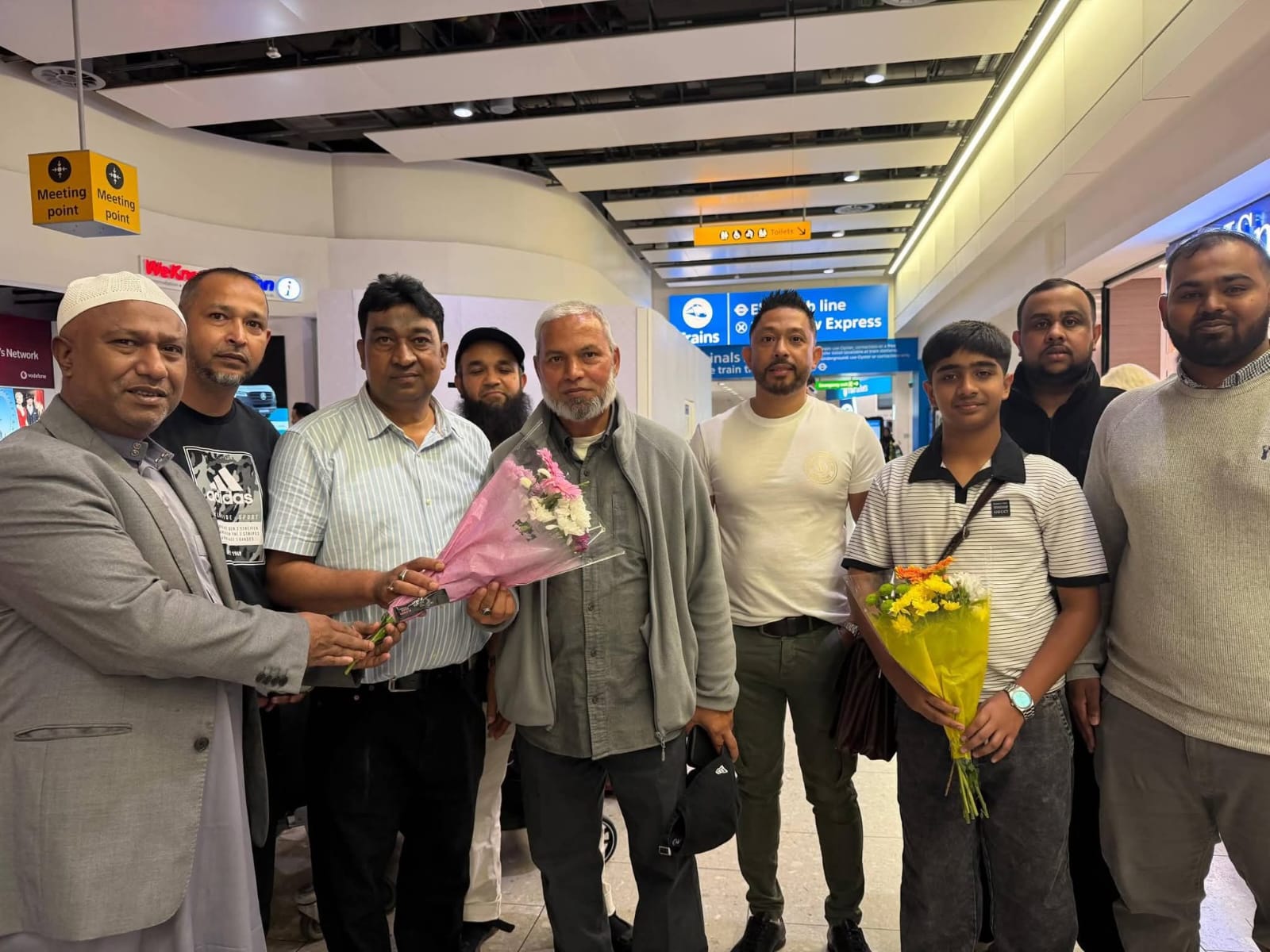 স্ব-পরিবারে যুক্তরাজ্যে পৌঁছেছেন আজাদ আলী, হিথ্রো বিমানবন্দরে ফুলেল শুভেচ্ছা