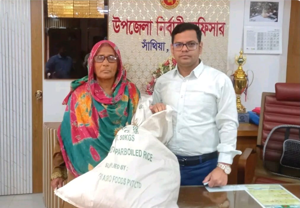 অসহায় বৃদ্ধার পাশে সাঁথিয়ার নবাগত ইউএনও সেলিম আহমেদ