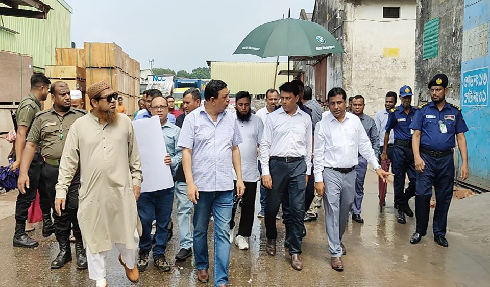 বেনাপোল স্থলবন্দর পরিদর্শনে চেয়ারম্যান মোহাম্মদ মানজারুল মান্নান