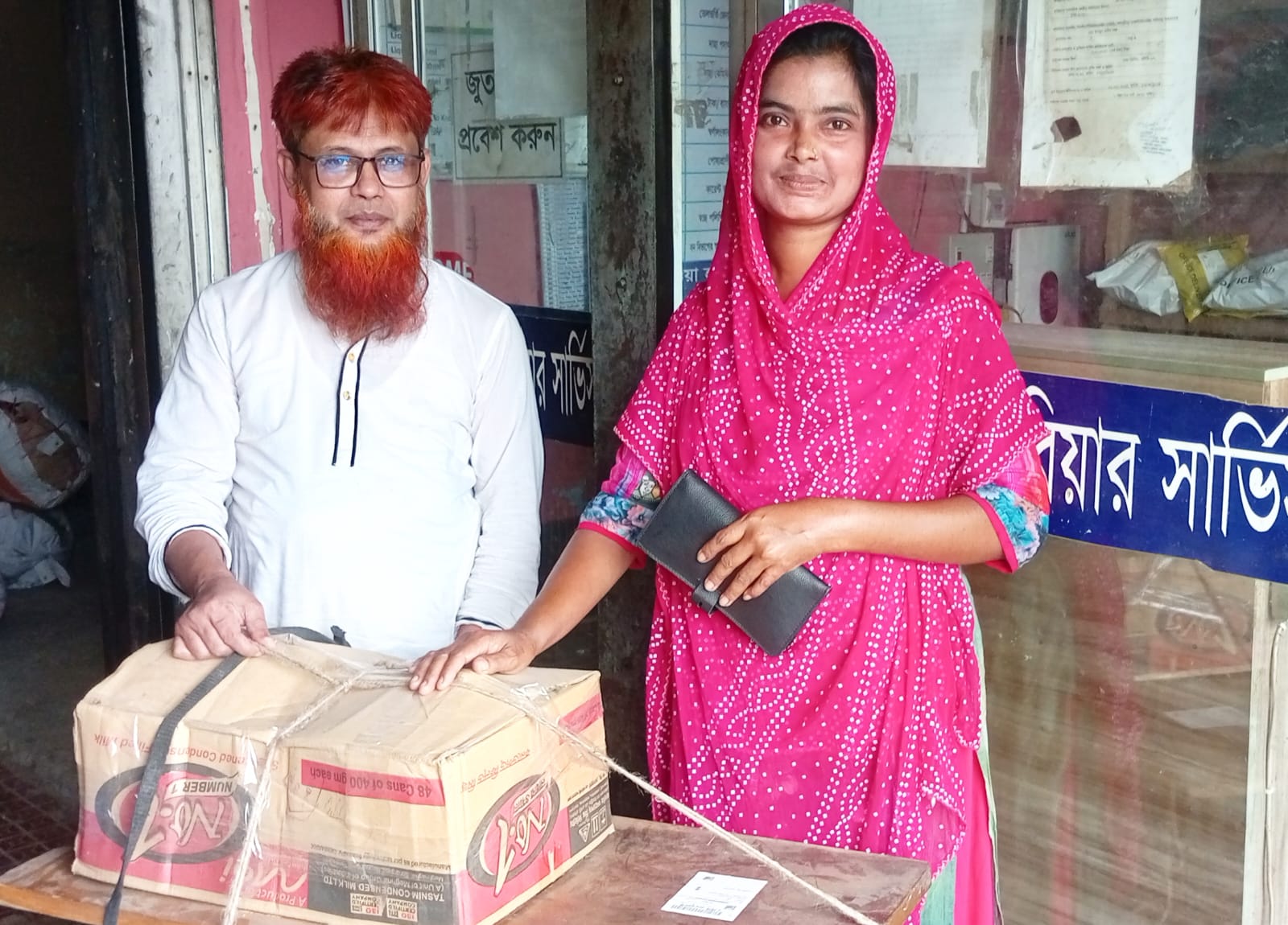 অসহায় সীমার পাশে আলো মিডিয়া গ্রুপ, সেলাই মেশিন উপহার দিলেন সাংবাদিক ছানু