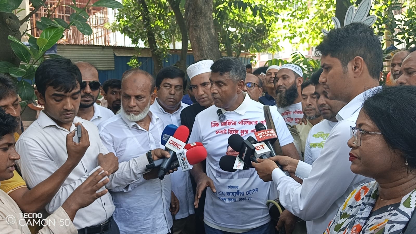 এমপি জাহাঙ্গীর আলমের নেতৃত্বে লেকের মশা নিধনে মাঠে নামল বিশেষ দল