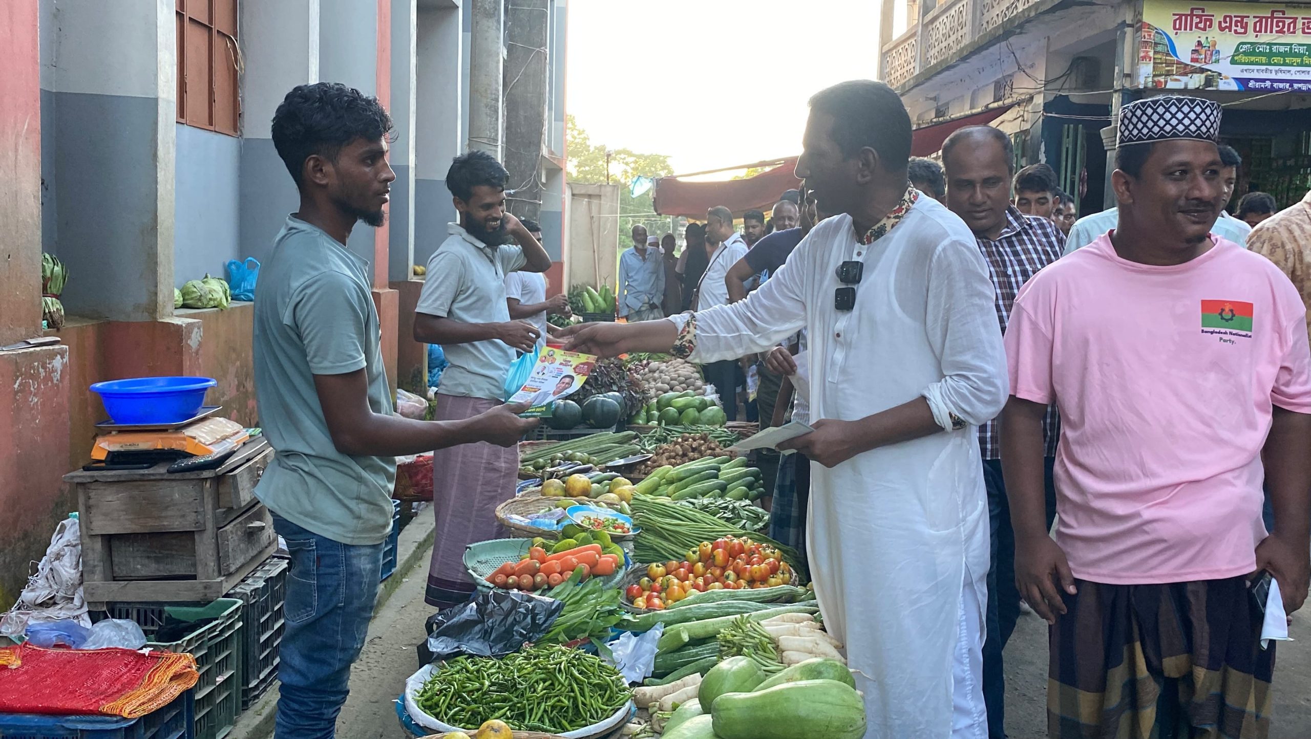 শ্রীরামশী বাজারে চেয়ারম্যান পদপ্রার্থী আখলুল করিমের প্রথম নির্বাচনী গণসংযোগ ও লিফলেট বিতরণ