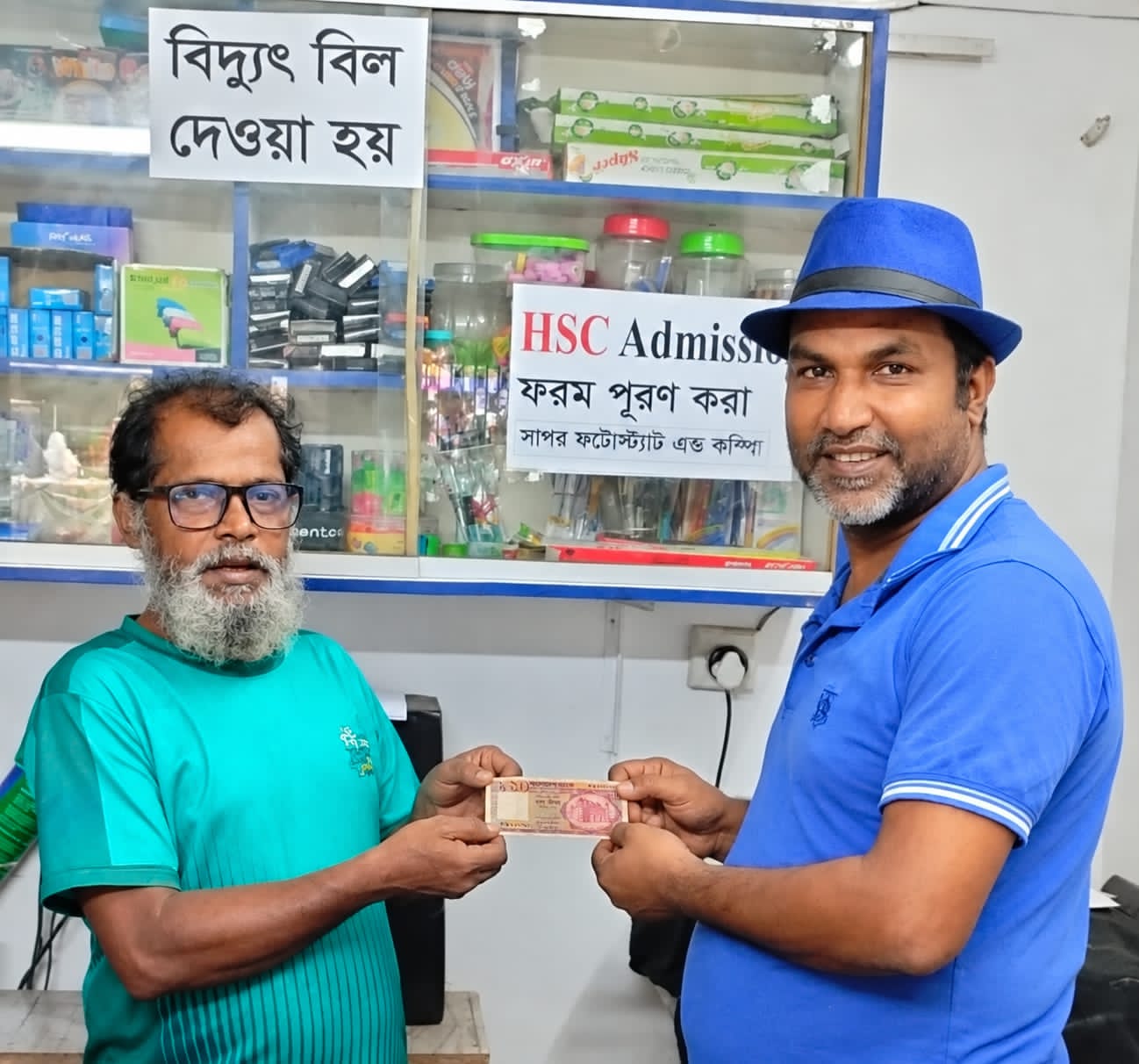 খুলনা আর্ট একাডেমির ঐতিহ্য সংগ্রহশালায় ১৯৮২ সালের ১০ টাকার নোট উপহার দিলেন মনিরুল ইসলাম সাগর