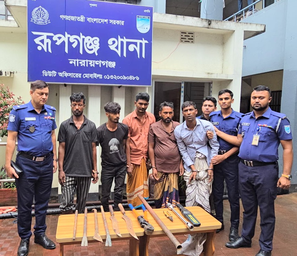 রূপগঞ্জে বসতবাড়িতে ডাকাতি: ৫ ডাকাত গ্রেপ্তার, উদ্ধার স্বর্ণালংকার ও অস্ত্র