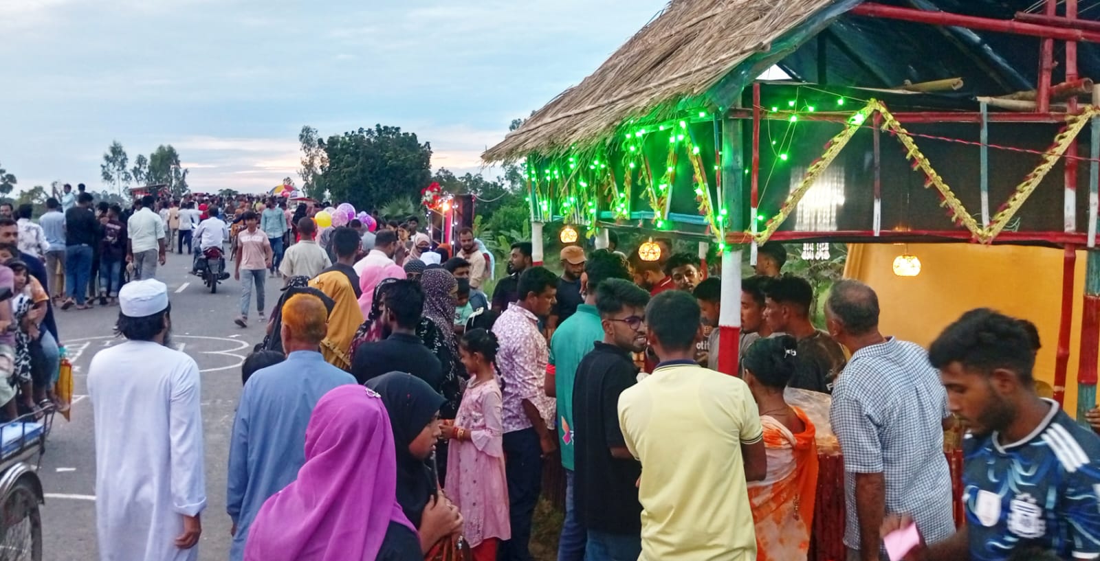 সবুজ প্রকৃতির মাঝে বন্ধুদের ব্যতিক্রমী উদ্যোগ “চা ওয়ালার সাথে গল্প”