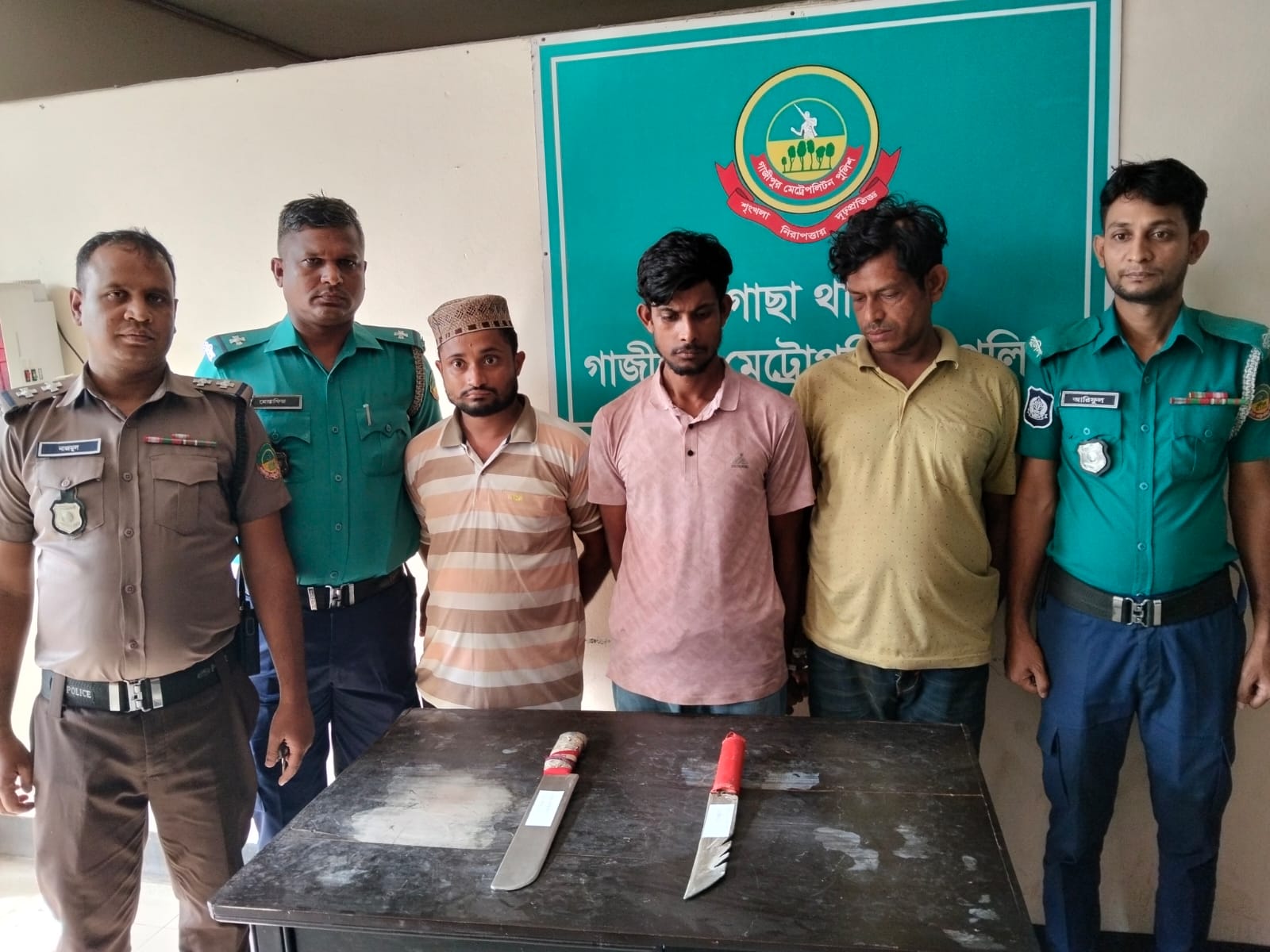 গাজীপুরে দেশীয় অস্ত্রসহ ৩ কুখ্যাত ছিনতাইকারী গ্রেফতার: উদ্ধার চাপাতি ও ছোরা