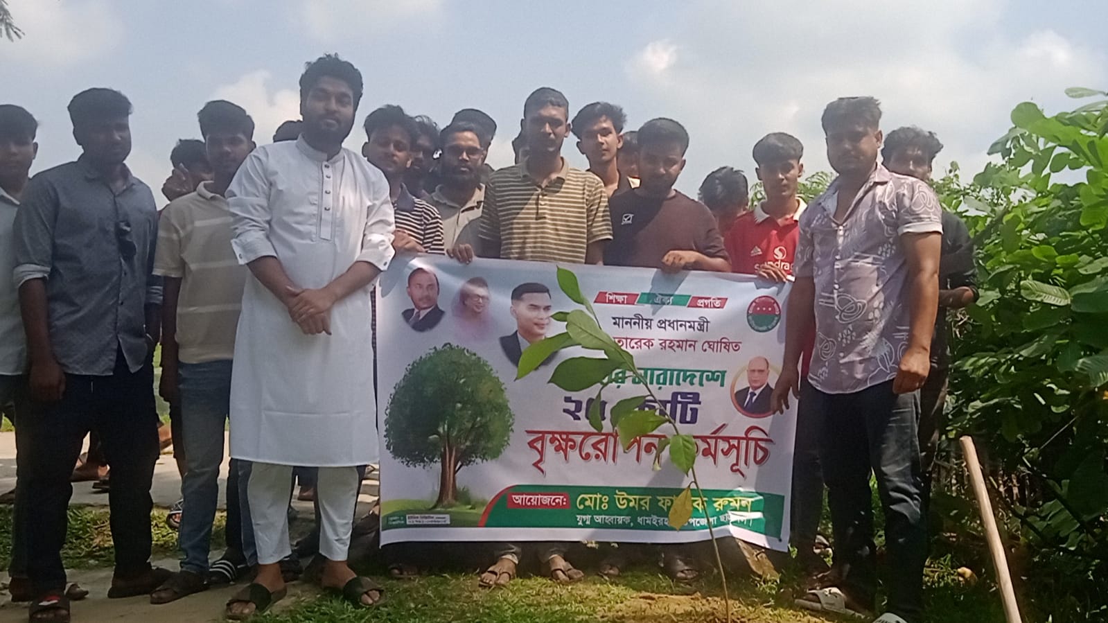 ধামইরহাটে ছাত্রদলের উদোগে জাতীয় আলতাদিঘীতে বৃক্ষ রোপণ