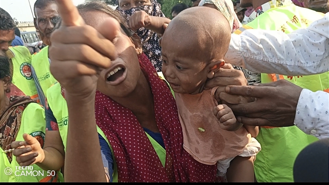তিন মাসের বকেয়া বেতন ও চাকরি স্থায়ীকরণের দাবিতে খিলক্ষেতে পরিচ্ছন্নতাকর্মীদের সড়ক অবরোধ