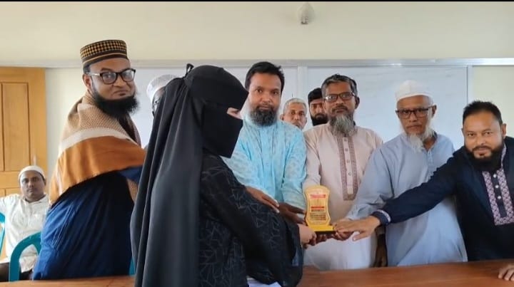 এ প্লাসের সাফল্যে নুসরাতের হাতে বৃত্তি, পাশে দাঁড়ালেন সমাজসেবক মোয়াজ্জেম হোসেন রাজু