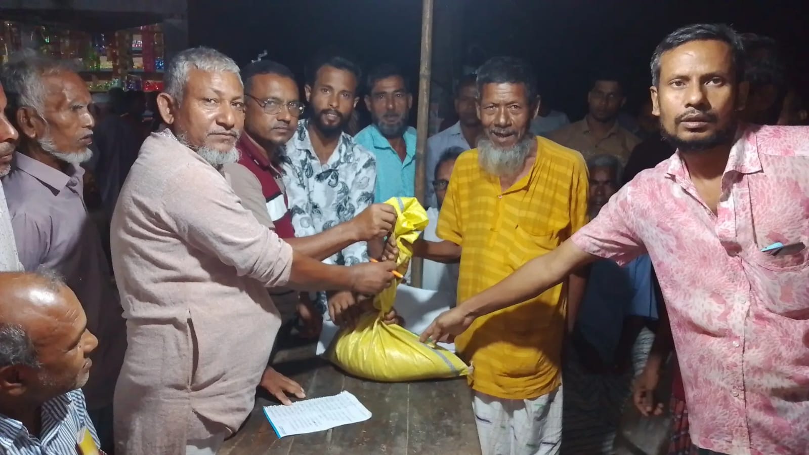 ডিমলায় ৫০ অসহায় পরিবারের মাঝে চাল বিতরণ