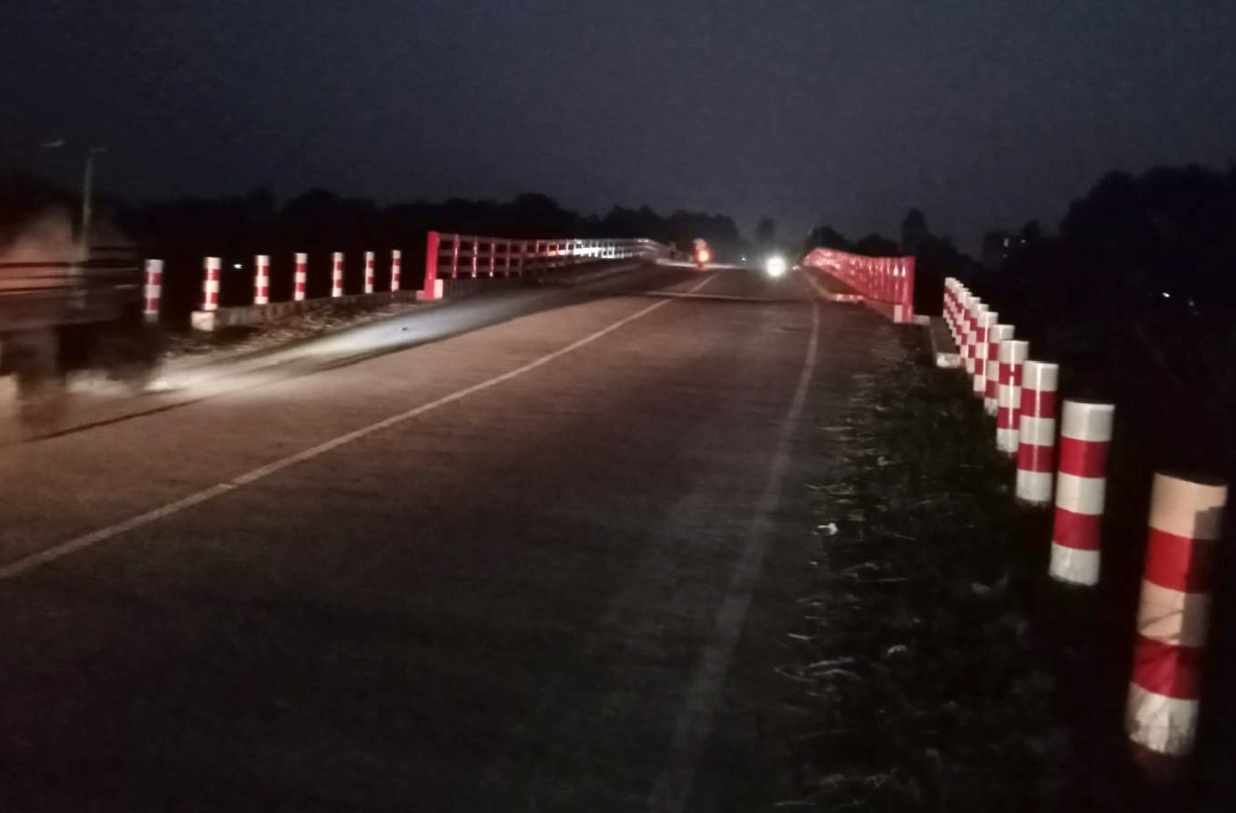 পাঁচবিবিতে ব্রীজে লাইটপোস্ট না থাকায় আতঙ্কে পারাপার